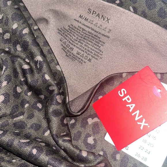 NWT SPANX Look At Me Now Seamless Olive Leopard Leggings Size Small - Picture 5 of 5